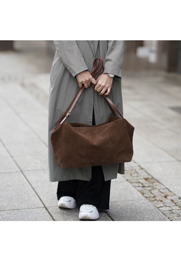 worek na ramię Solier FL42 Lora cappucino. Wzór: paski. Materiał: skórzane. Styl: casual, elegancki. Rodzaj torebki: na ramię