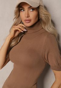 Renee - Brązowy Golf z Krótkim Rękawem o Dopasowanym Kroju Promella. Okazja: na spotkanie biznesowe, do pracy. Typ kołnierza: golf. Kolor: brązowy. Materiał: jeans, prążkowany. Długość rękawa: krótki rękaw. Długość: krótkie. Wzór: aplikacja. Styl: biznesowy, klasyczny, elegancki