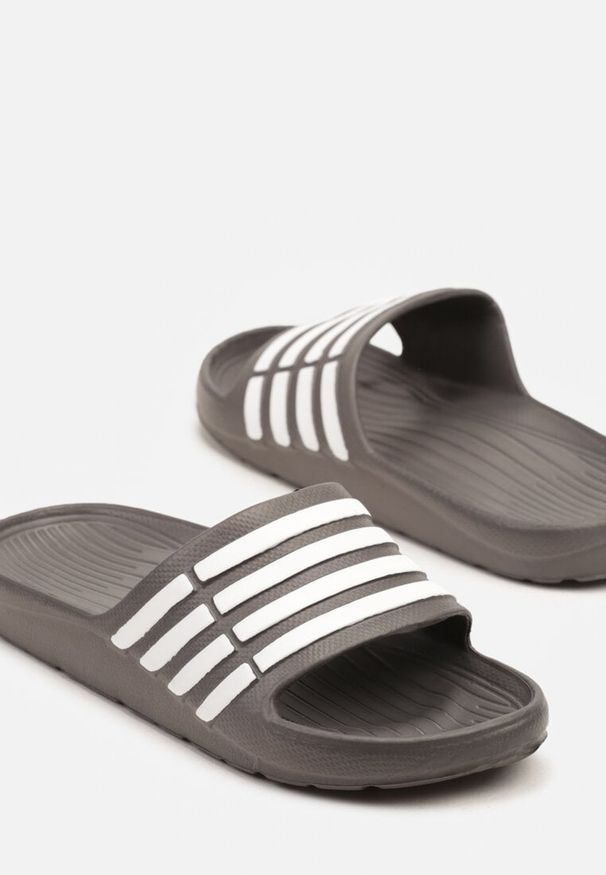 Born2be - Szare Klapki Piankowe z Ozdobnymi Paskami Idovisa. Okazja: na co dzień, na plażę. Kolor: szary. Wzór: paski. Sezon: lato. Styl: wakacyjny, elegancki, casual