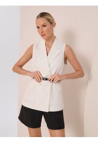 Sinsay - Kamizelka garniturowa dwurzędowa z paskiem - kremowy. Kolor: kremowy #1