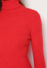 Born2be - Czerwona Sweterkowa Puchata Sukienka Midi z Wełny z Golfem Sebhat. Typ kołnierza: golf. Kolor: czerwony. Materiał: wełna. Długość: midi #2