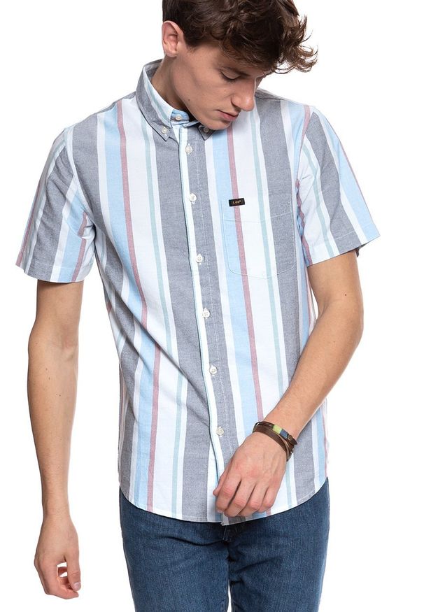 Lee - KOSZULA MĘSKA KRÓTKI RĘKAW LEE BUTTON DOWN SS DIPPED BLUE L886NULA 112123685. Typ kołnierza: button down. Materiał: materiał. Długość rękawa: krótki rękaw. Długość: krótkie. Wzór: paski, kolorowy