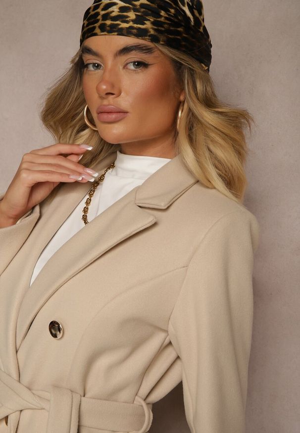 Renee - Beżowy Płaszcz Dwurzędowy z Paskiem Eunamia. Kolor: beżowy. Długość rękawa: długi rękaw. Długość: długie. Sezon: jesień, zima. Styl: klasyczny