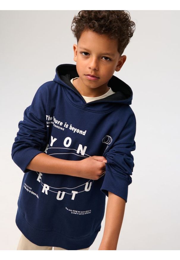 Sinsay - Bluza hoodie z nadrukiem - granatowy. Kolor: niebieski. Wzór: nadruk