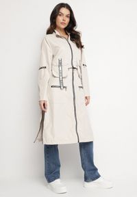 Born2be - Beżowy Płaszcz z Regulowaną Długością i Taśmami z Napisem Emmilou. Kolor: beżowy. Wzór: napisy. Sezon: wiosna, jesień #1