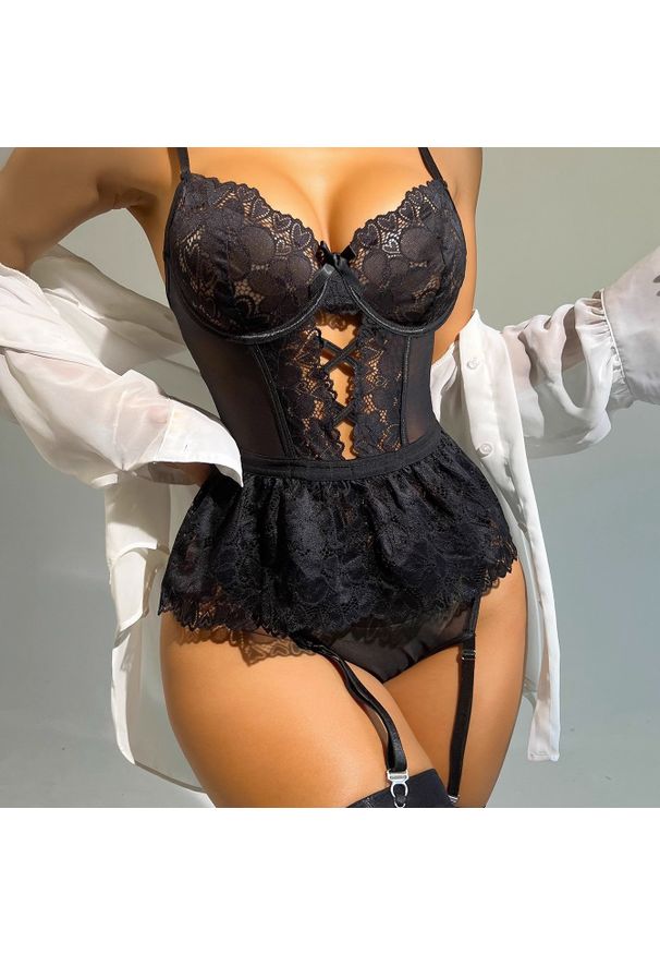 Intica - Body koronkowe z baskinką na romantyczne wieczory Hildeburg. Kolor: czarny. Materiał: koronka. Wzór: koronka