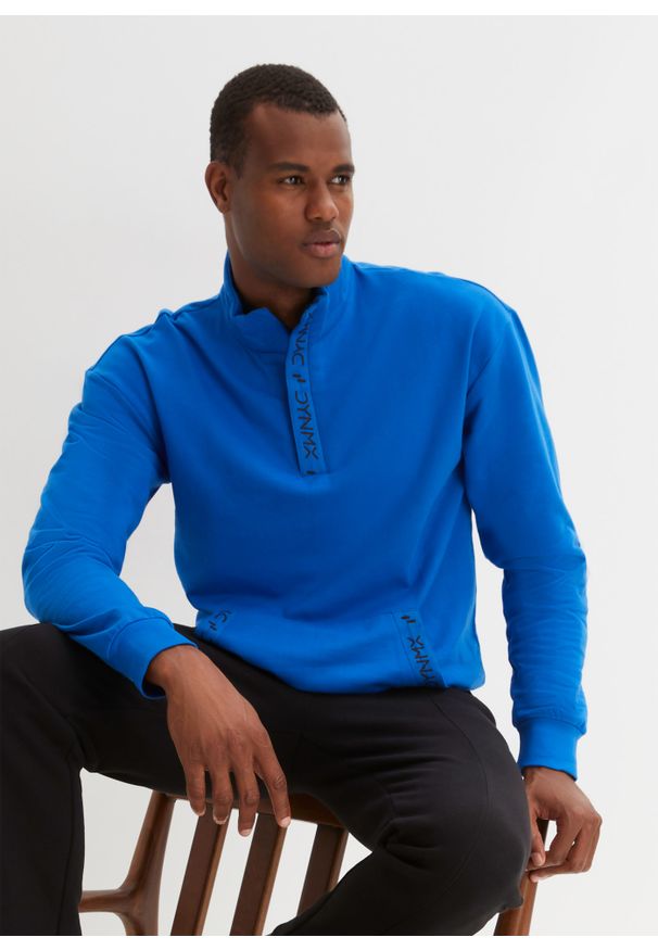 bonprix - Bluza ze stójką, ze zrównoważonej bawełny. Typ kołnierza: kołnierzyk stójkowy. Kolor: niebieski. Materiał: bawełna. Styl: sportowy