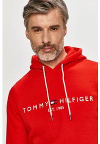 TOMMY HILFIGER - Tommy Hilfiger - Bluza. Okazja: na co dzień. Typ kołnierza: kaptur. Kolor: czerwony. Materiał: bawełna. Wzór: aplikacja. Styl: casual #2