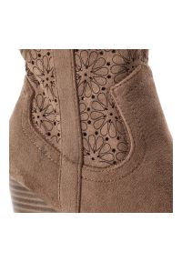 S.Barski - Botki damskie S. Barski, z noskiem w szpic na wysokim obcasie za kostkę i na suwak, coffee, HY52-514. Okazja: na co dzień. Zapięcie: zamek. Kolor: brązowy. Szerokość cholewki: normalna. Wzór: aplikacja, ażurowy, kwiaty. Wysokość cholewki: za kostkę. Materiał: materiał. Obcas: na obcasie. Styl: boho, elegancki, casual. Wysokość obcasa: średni, wysoki #3