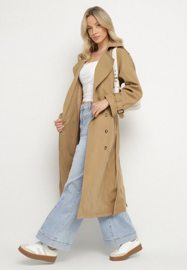 Born2be - Jasnobrązowy Długi Płaszcz Trencz Dwurzędowy z Paskiem w Talii Cadenite. Typ kołnierza: kolnierz wykładany. Kolor: brązowy. Długość: długie