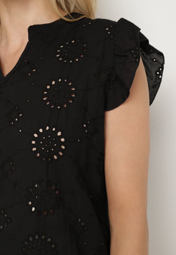 Born2be - Czarna Ażurowa Bluzka z Bawełny z Falbankami Emzekia. Okazja: na co dzień. Typ kołnierza: kołnierz z falbankami. Kolor: czarny. Długość: krótkie. Wzór: ażurowy. Materiał: bawełna. Długość rękawa: krótki rękaw. Sezon: lato. Styl: elegancki, casual, klasyczny