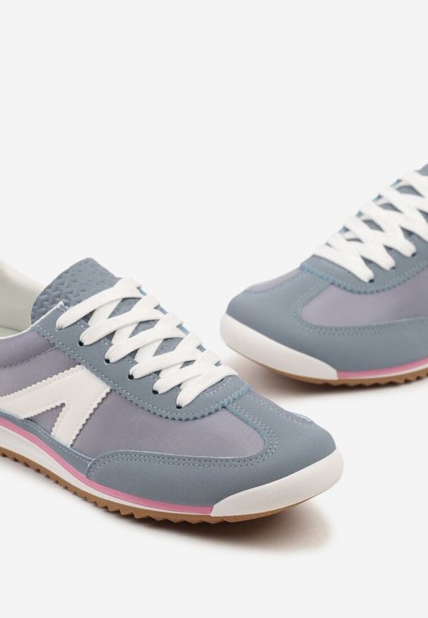 Born2be - Niebieskie Sneakersy Ozdobione Geometrycznym Wzorem Teroti. Kolor: niebieski. Materiał: jeans. Wzór: aplikacja, geometria