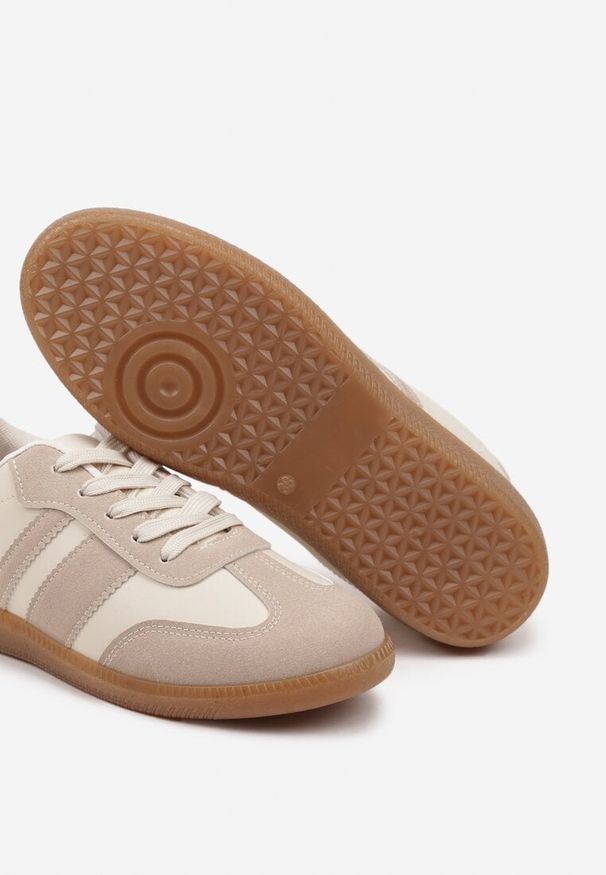 Born2be - Beżowo-Białe Sneakersy Tenisówki z Ozdobnymi Paskami Danavin. Okazja: na co dzień. Zapięcie: pasek. Kolor: beżowy. Materiał: jeans. Wzór: paski. Obcas: na obcasie. Wysokość obcasa: niski