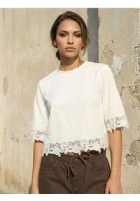Sinsay - Bawełniana bluzka z koronkową aplikacją - kremowy. Kolor: kremowy. Materiał: bawełna, koronka. Wzór: aplikacja #1
