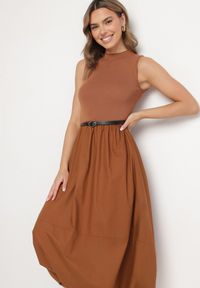 Born2be - Brązowa Elegancka Sukienka z Wiskozy o Kroju Bombki z Paskiem z Klamerką Stellera. Okazja: na co dzień. Kolor: brązowy. Materiał: wiskoza. Typ sukienki: bombki. Styl: elegancki #6