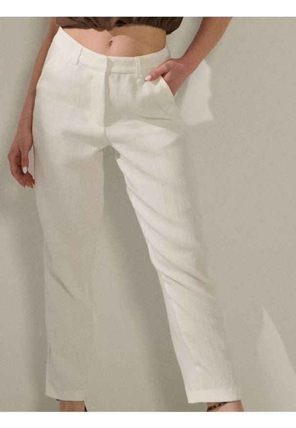 Sinsay - Spodnie cygaretki - kremowy. Kolor: kremowy