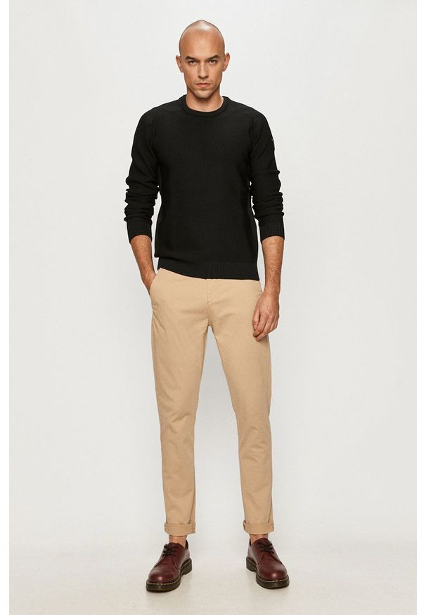 Guess - Spodnie. Kolor: beżowy. Materiał: tkanina