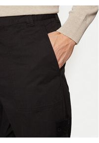 Stone Island Spodnie materiałowe 8115337F6 Czarny Regular Fit. Kolor: czarny. Materiał: bawełna #4