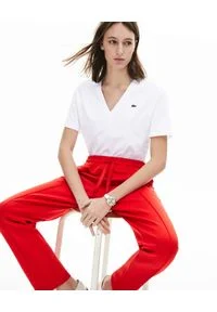 Lacoste - LACOSTE - Biały t-shirt z haftem w serek. Typ kołnierza: dekolt w serek. Kolor: biały. Materiał: jeans, bawełna, prążkowany. Wzór: haft #4