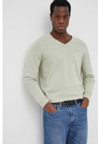 s.Oliver - S.Oliver sweter bawełniany męski kolor zielony lekki. Okazja: na co dzień. Kolor: zielony. Materiał: bawełna. Długość rękawa: długi rękaw. Długość: długie. Wzór: aplikacja. Styl: casual #2