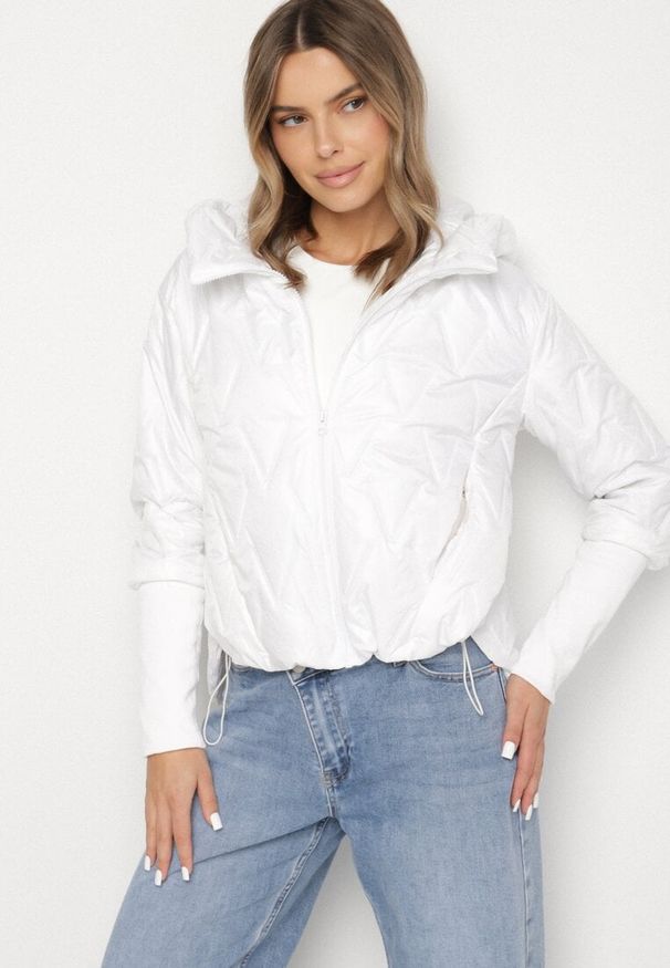 Born2be - Biała Kurtka z Pikowanymi Przeszyciami o Pudełkowym Kroju Tacholla. Okazja: na co dzień, na spacer. Kolor: biały. Materiał: jeans. Wzór: aplikacja. Styl: casual