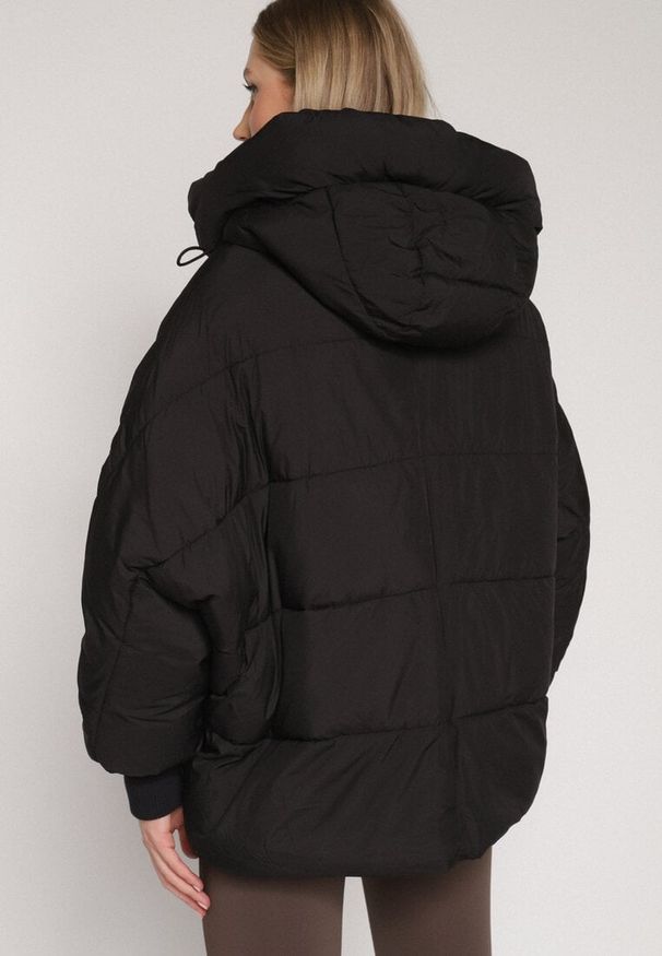 Born2be - Czarna Pikowana Kurtka o Kroju Oversize z Kapturem Mevisana. Okazja: na spacer. Typ kołnierza: kaptur. Kolor: czarny. Materiał: jeans, dzianina, poliester. Sezon: zima, jesień