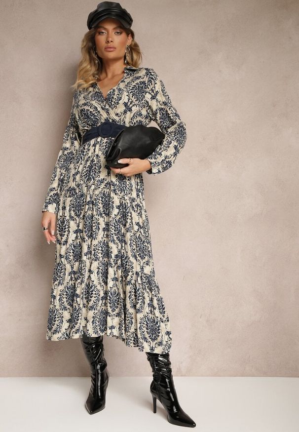 Renee - Granatowo-Beżowa Sukienka z Kopertowym Dekoltem z Wiskozy i Motywem Boho Ozdobiona Paskiem Rinnaria. Okazja: na co dzień. Kolor: niebieski. Materiał: wiskoza. Wzór: aplikacja. Typ sukienki: kopertowe. Styl: boho