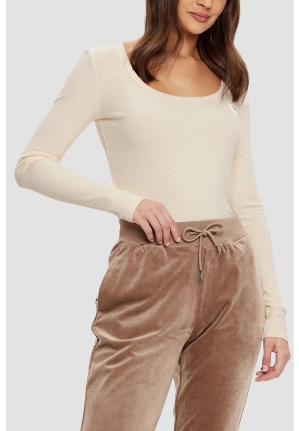 Guess - GUESS Beżowy damski longsleeve Colette. Kolor: beżowy. Długość rękawa: długi rękaw