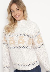 Born2be - Jasnobeżowy Sweter z Wełną w Misiowy Wzór ze Ściągaczami Dorizelle. Okazja: na co dzień. Kolor: beżowy. Materiał: wełna. Styl: klasyczny, casual #6