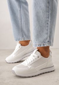 Renee - Białe Sneakersy z Siateczką i Modnymi Wstawkami Corona. Okazja: na co dzień. Kolor: biały. Materiał: jeans #1