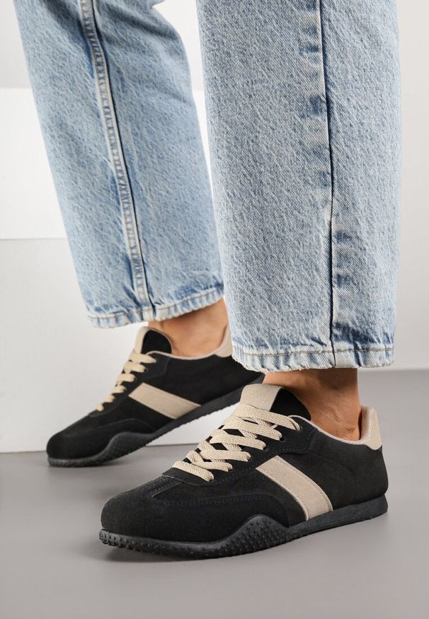 Born2be - Czarno-Beżowe Sneakersy z Ozdobnym Paskiem Naliovela. Okazja: na co dzień. Zapięcie: pasek. Kolor: czarny. Materiał: jeans