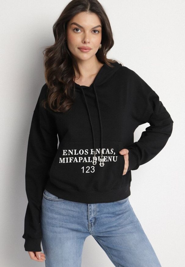 Born2be - Czarna Casualowa Bluza z Kapturem i Kieszonką Zelotia. Okazja: na co dzień. Typ kołnierza: kaptur. Kolor: czarny. Materiał: jeans. Styl: casual