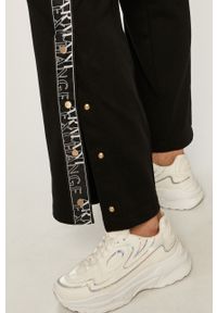 Armani Exchange - Spodnie. Kolor: czarny. Materiał: bawełna, poliester, materiał, dzianina. Wzór: aplikacja #3