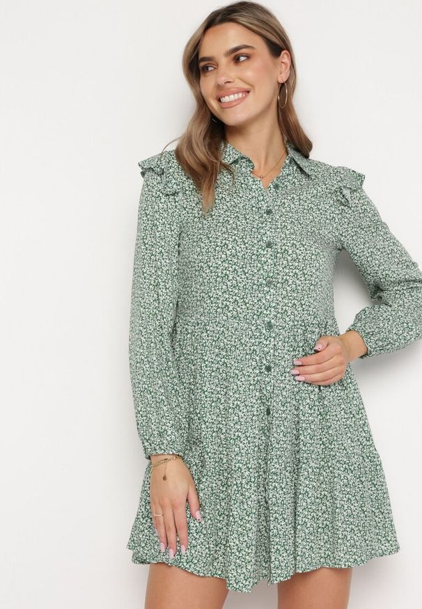 Born2be - Zielona Rozkloszowana Sukienka Mini w Kwiaty z Falbankami na Ramionach Lorean. Okazja: na spacer, na imprezę. Typ kołnierza: kołnierz z falbankami. Kolor: zielony. Materiał: materiał. Wzór: kwiaty. Sezon: lato. Styl: elegancki. Długość: mini