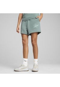 Puma - Damskie szorty z wysokim stanem ESS SCRIPT 5" PUMA Green Moon. Stan: podwyższony. Kolor: zielony. Długość: krótkie