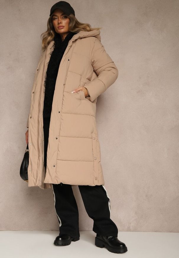 Renee - Beżowa Zimowa Kurtka z Pikowanymi Przeszyciami Kapturem i Bocznymi Napami Alarisse. Okazja: na imprezę, na co dzień. Kolor: beżowy. Materiał: jeans. Sezon: zima. Styl: casual