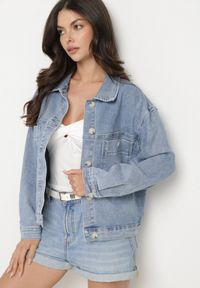 Born2be - Jasnoniebieska Kurtka Jeansowa z Bawełny Ozdobiona Guzikami Navirebi. Kolor: niebieski. Materiał: bawełna, jeans. Wzór: aplikacja