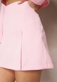 Renee - Różowe Szorty Imitujące Spódniczkę Mini z Rozcięciem Kalvire. Kolor: różowy. Styl: sportowy, elegancki #5