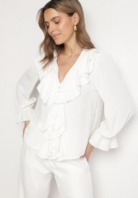 Born2be - Biała Koszula Ozdobiona Falbankami Niledia. Okazja: na co dzień. Typ kołnierza: kołnierz z falbankami. Kolor: biały. Materiał: jeans. Długość: długie. Wzór: aplikacja. Styl: casual, elegancki #6