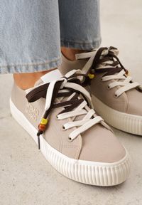 Renee - Beżowe Niskie Trampki z Podwójnymi Sznurówkami na Tłoczonej Platformie Astedella. Nosek buta: okrągły. Zapięcie: sznurówki. Kolor: beżowy. Materiał: materiał. Obcas: na platformie. Wysokość obcasa: niski #6