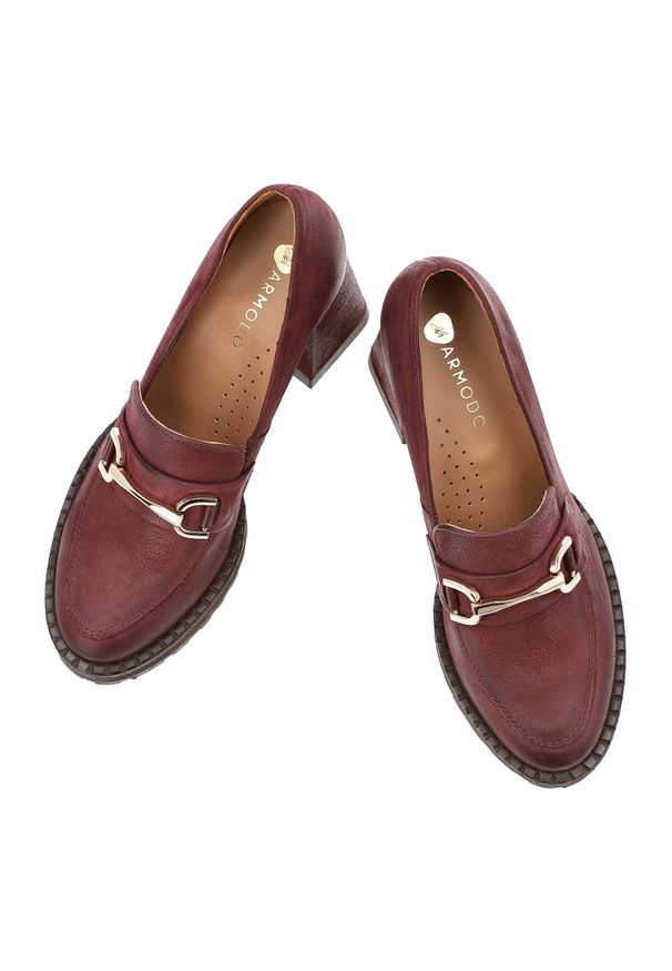 Półbuty damskie Armodo, cholewka ze skóry naturalnej o gładkim wykończeniu z metalową ozdobą na podbiciu i zaokrąglonym noskiem, bordowe, 1511. Okazja: na spotkanie biznesowe, do pracy. Zapięcie: klamry. Kolor: czerwony. Szerokość cholewki: normalna. Wzór: gładki, aplikacja. Materiał: skóra. Obcas: na obcasie. Styl: biznesowy, elegancki. Wysokość obcasa: średni