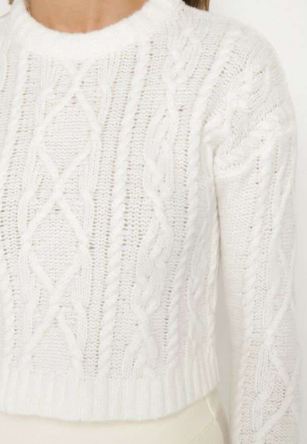 Born2be - Jasnobeżowy Krótki Sweter Zdobiony Warkoczowym Splotem Sellita. Okazja: na co dzień. Kolor: beżowy. Materiał: jeans. Długość: krótkie. Wzór: aplikacja, ze splotem. Styl: klasyczny, elegancki, casual