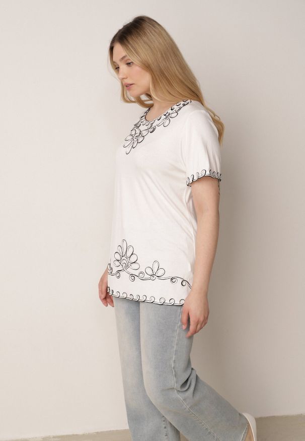 Born2be - Biała Wiskozowa Bluzka na Krótki Rękaw z Etno Haftem z Metaliczną Nicią Aiopa. Okazja: na co dzień, na spotkanie biznesowe, do pracy. Kolekcja: plus size. Kolor: biały. Materiał: wiskoza. Długość rękawa: krótki rękaw. Długość: krótkie. Wzór: haft. Styl: etno