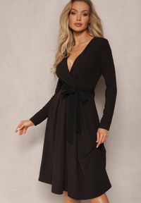 Renee - Czarna Sukienka Phlorinis. Kolor: czarny. Materiał: materiał. Długość rękawa: długi rękaw. Typ sukienki: kopertowe, dopasowane. Długość: midi #3