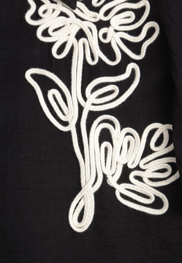 Born2be - Czarna Wiskozowa Koszula Nietoperzowa z Regulowanymi Rękawami i Haftem Maryrenna. Okazja: na co dzień. Kolor: czarny. Materiał: wiskoza. Wzór: haft. Styl: elegancki, klasyczny, casual