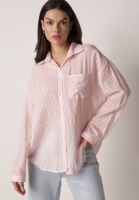 Born2be - Różowa Koszula o Kroju Oversize z Tencelu w Paski Ozdobiona Haftem Tidine. Okazja: na co dzień, na spotkanie biznesowe, do pracy. Kolor: różowy. Materiał: poliester, jeans. Wzór: aplikacja, haft, paski. Styl: casual, biznesowy #1