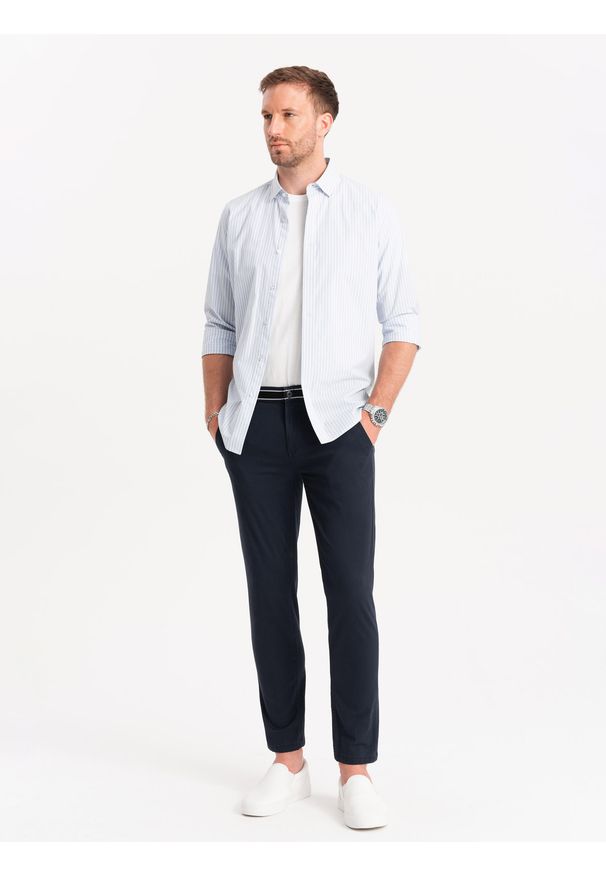Ombre Clothing - Męskie spodnie chino z ozdobną taśmą w pasie SLIM FIT – granatowe V2 - Rozmiar: S. Okazja: na co dzień. Kolor: niebieski. Materiał: elastan, bawełna. Styl: casual