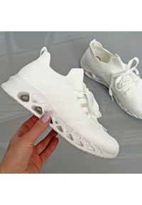 Białe sportowe buty damskie McKeylor 8695. Kolor: biały. Materiał: tkanina. Obcas: na obcasie. Wysokość obcasa: średni #1