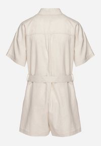 Born2be - Jasnobeżowy Kombinezon z Lnem i Wiskozą z Koszulową Górą i Materiałowym Paskiem z Klamrą Lolefia. Okazja: na co dzień. Kolor: beżowy. Materiał: wiskoza, materiał, len. Długość rękawa: krótki rękaw. Długość: krótkie. Styl: elegancki, casual, wizytowy #4