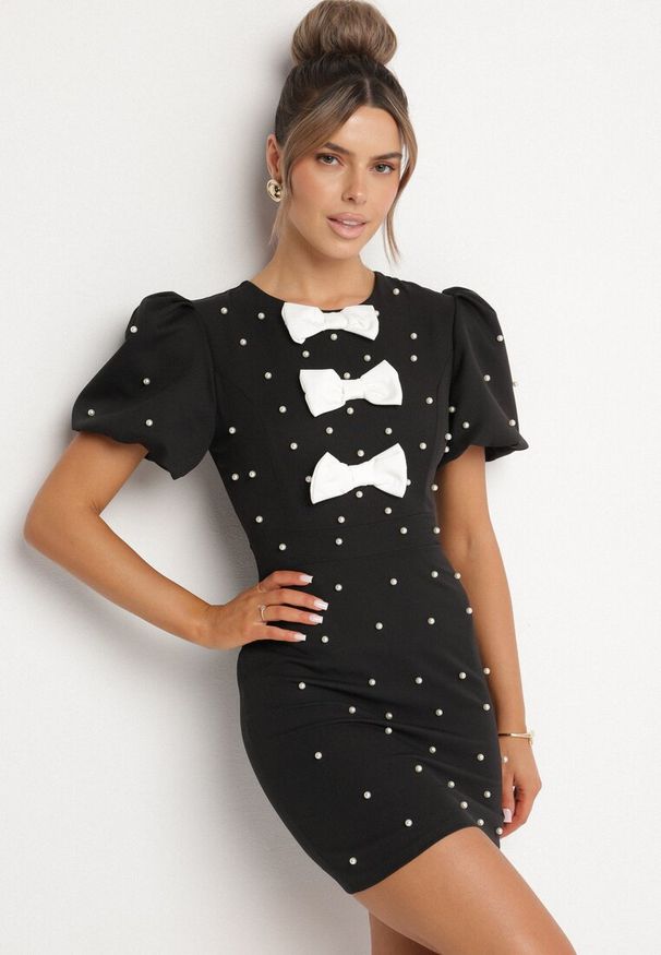 Born2be - Czarna Dopasowana Sukienka Ozdobiona Kokardkami i Perełkami Nelmoi. Typ kołnierza: kokarda. Kolor: czarny. Wzór: aplikacja. Typ sukienki: dopasowane. Styl: elegancki